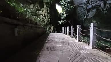 旅行爬山阳光山洞拍摄视频的预览图